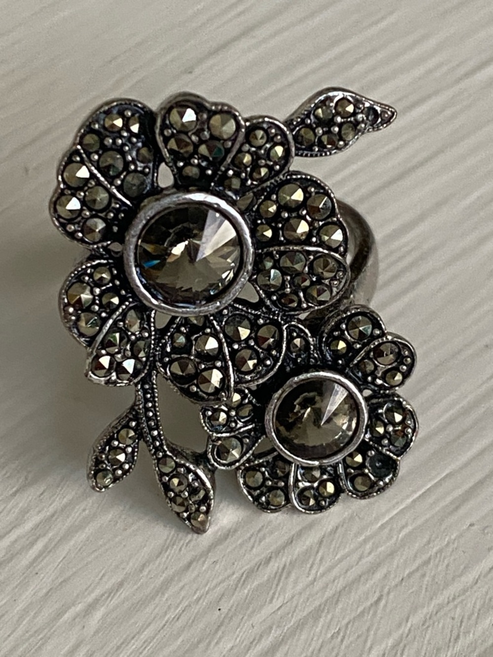 Fossil Black Flower Ring Marcasite Accents Shimmery Festival Concert Spring - Picture 13 of 16